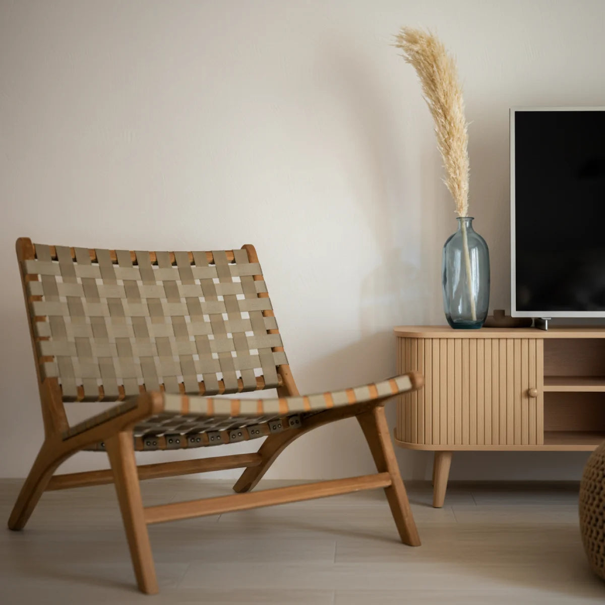 Chaise longue en sangle tissée avec cadre en bois naturel pour le salon