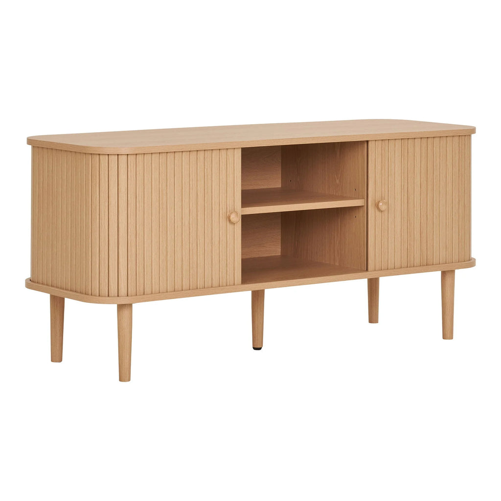 Meuble TV en bois clair avec portes à rainures verticales et pieds fins
