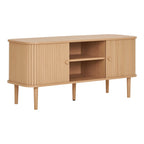 Meuble TV en bois clair avec portes à rainures verticales et pieds fins