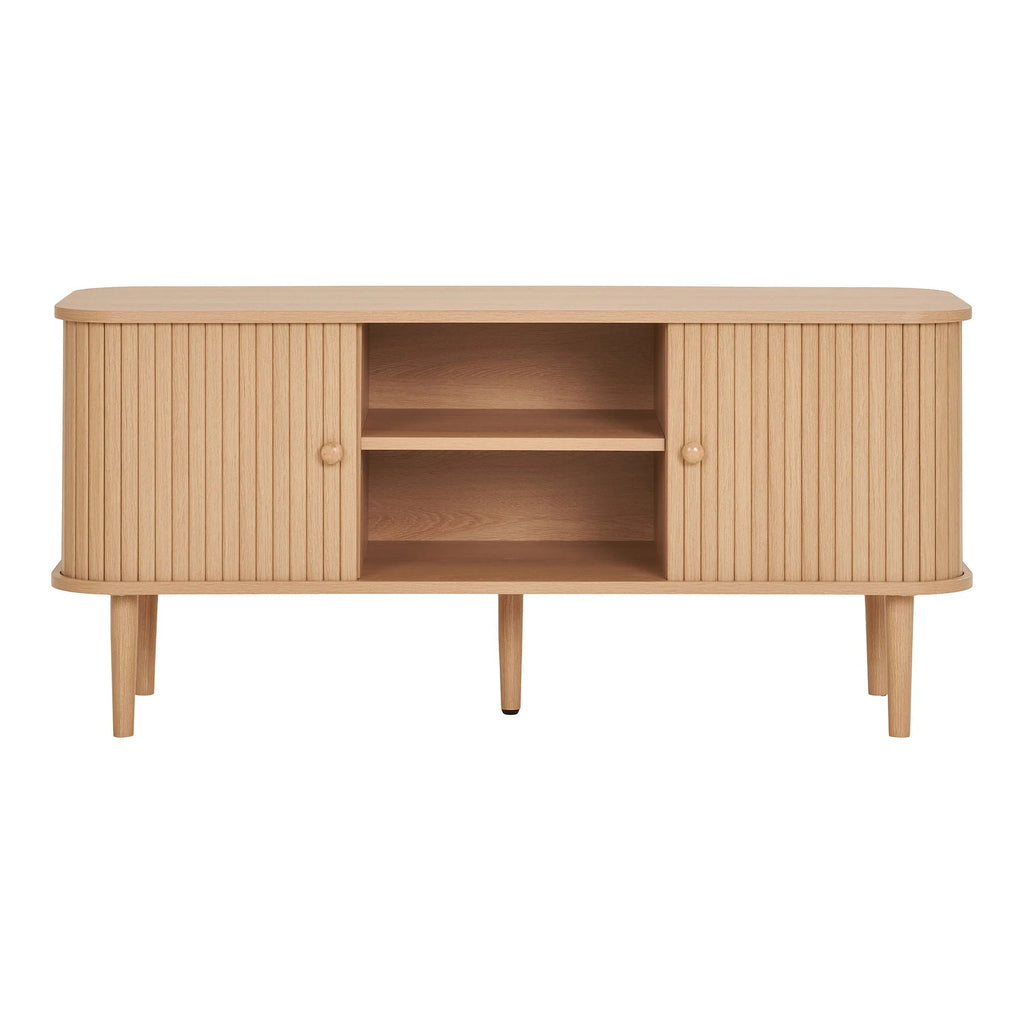 Meuble TV en bois clair avec portes à rainures verticales et fins pieds