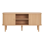 Meuble TV en bois clair avec portes à rainures verticales et fins pieds