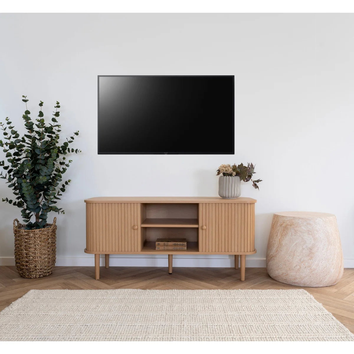 Meuble TV bois clair à rainures verticales et pieds fins – 113x40 cm