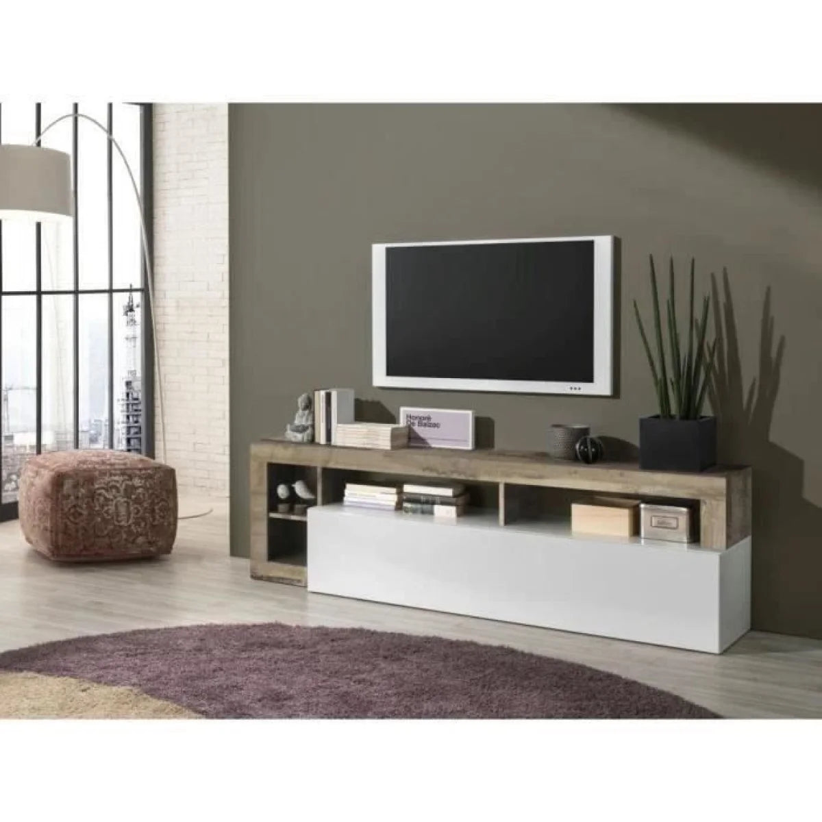Meuble TV en bois clair et blanc laqué avec rangements ouverts, moderne et élégant