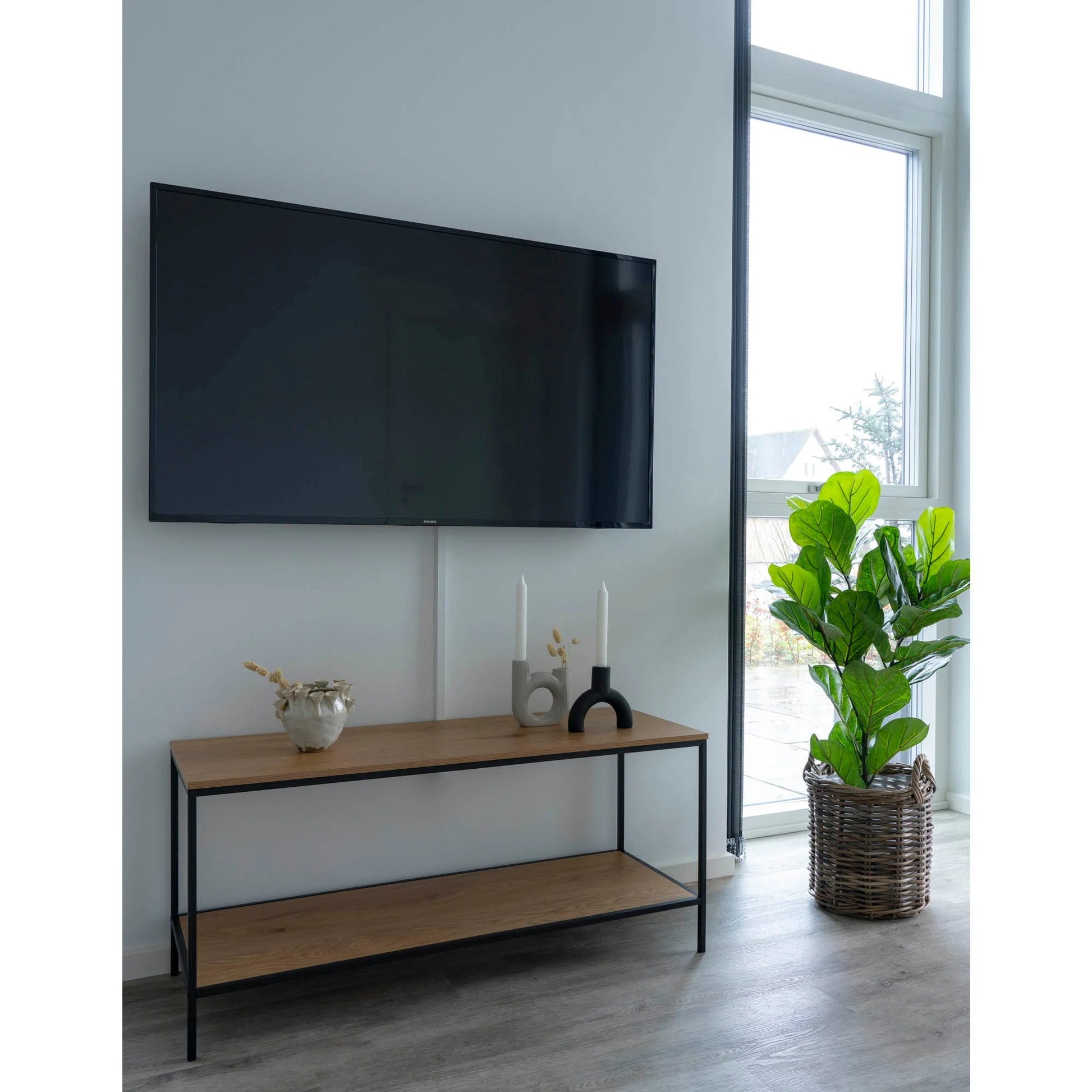 Meuble TV en bois naturel et métal noir avec étagères moderne pour salon