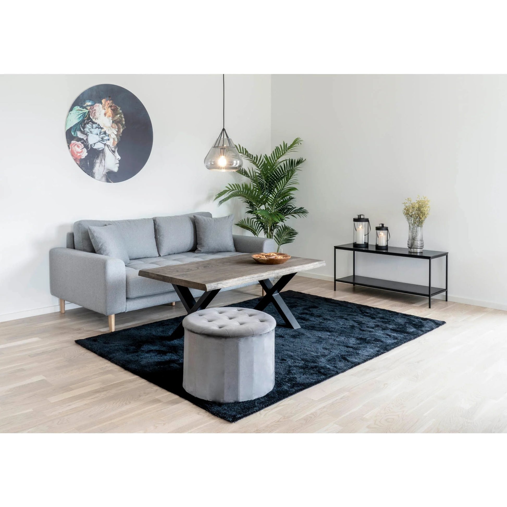 Salon meublé avec Meuble TV noir en métal avec étagères ouvertes 100x36 cm