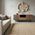 Meuble TV en teck recyclé avec façades à lames, panneau central noir et pieds noirs, 140x45 cm