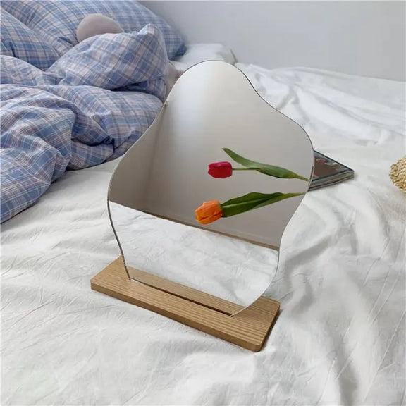 Vue de côté du miroir bois ondulé