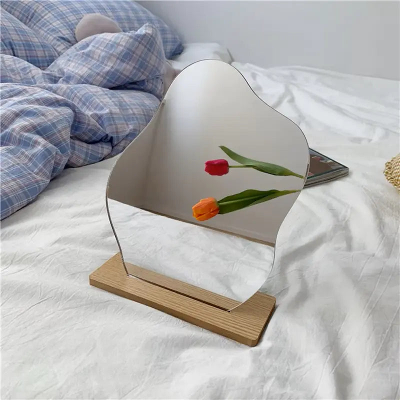 Vue de côté du miroir bois ondulé
