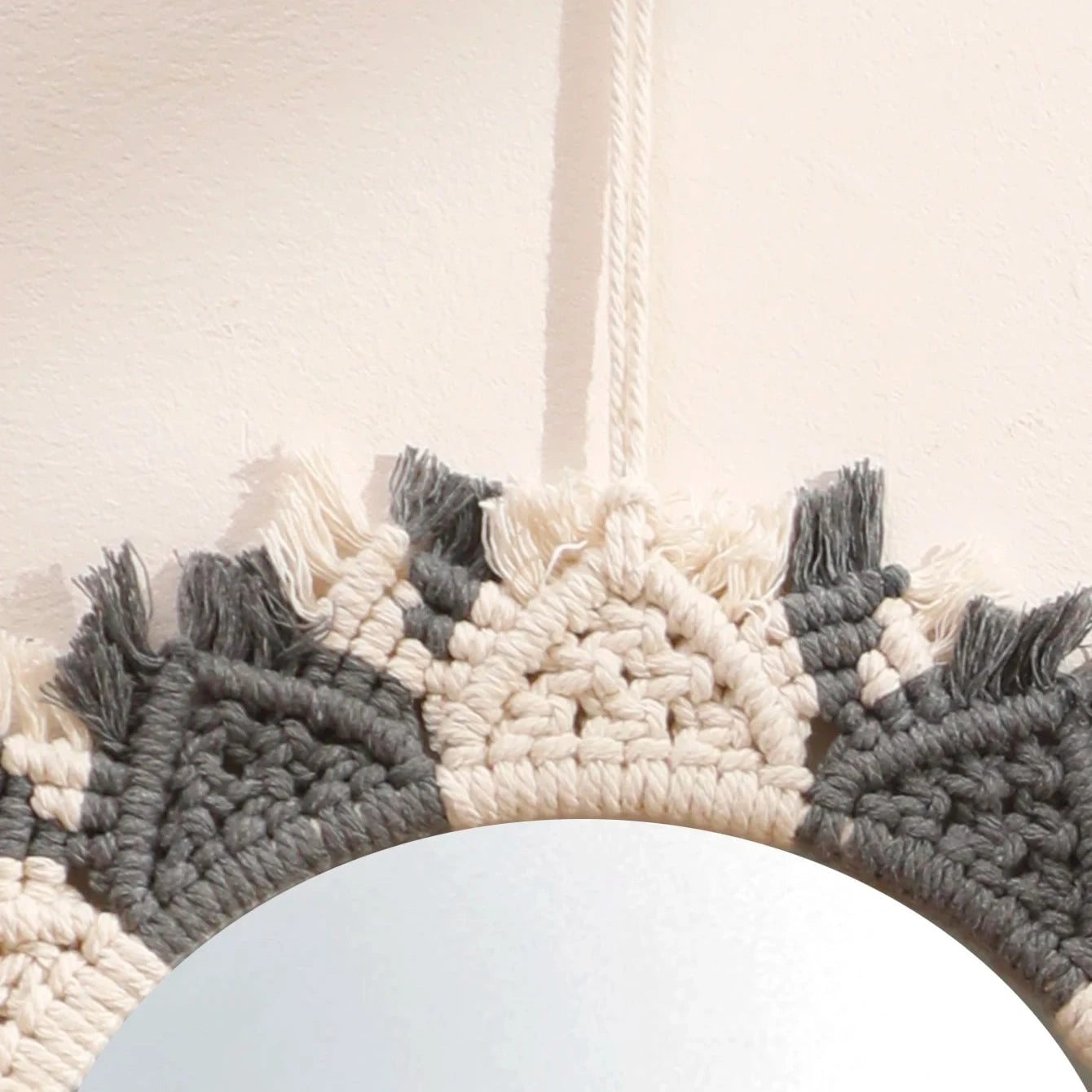Gros plan 2 du tressage du miroir macramé deux couleurs