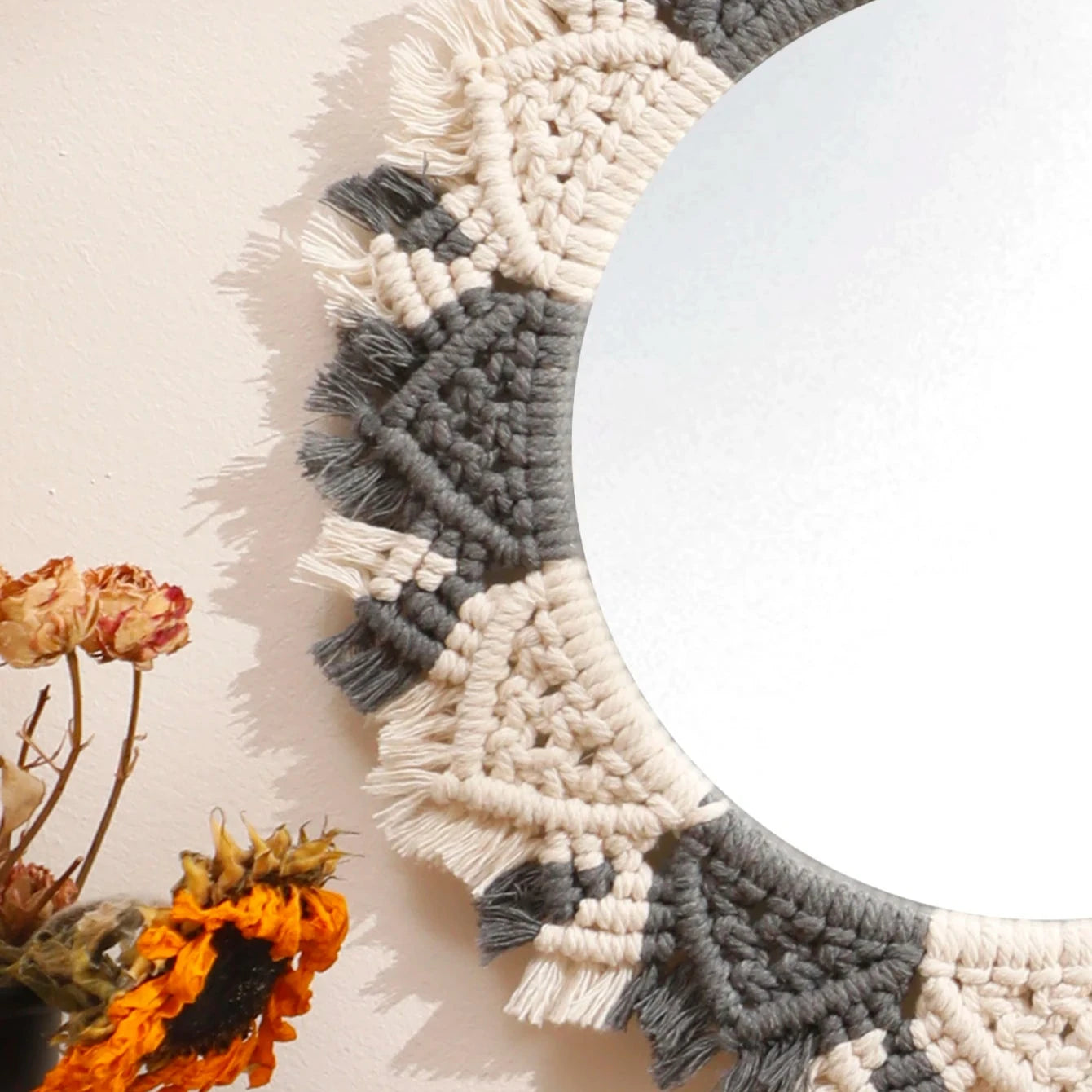 Gros plan du tressage du miroir macramé deux couleurs