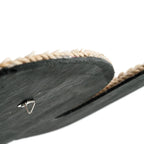 Sandale espadrille noire avec bordure jute tressée et accent métallique triangulaire argenté