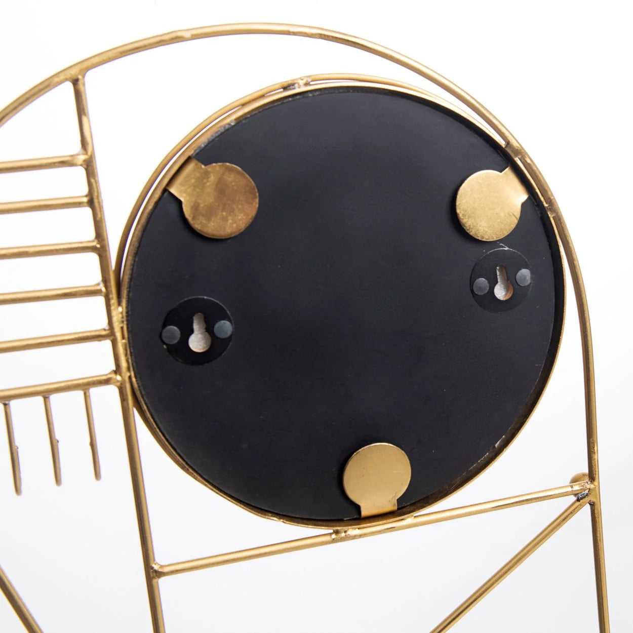 Dos d’un miroir rond noir avec cadre en or et crochets en métal, pour décoration murale