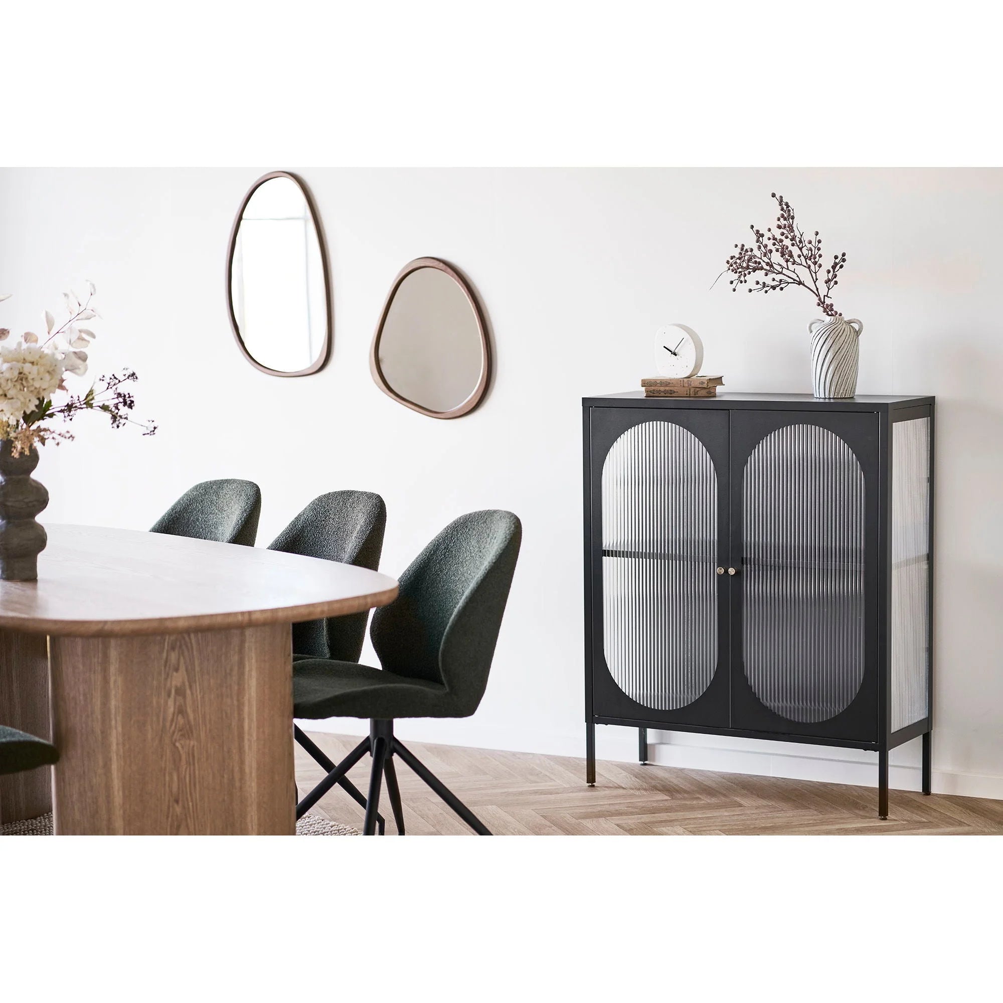 Meuble en métal noir avec portes en verre cannelé et deux étagères pour Miroir mural formes organiques cadre bois naturel
