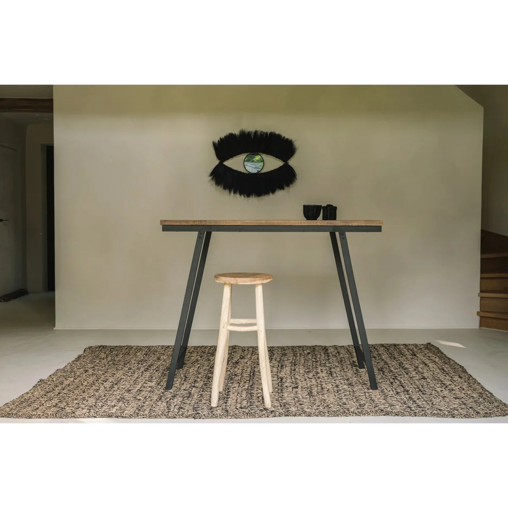 Table de bar moderne en bois et métal avec un tabouret en bois clair