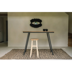 Table de bar moderne en bois et métal avec un tabouret en bois clair