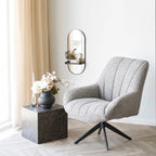 Fauteuil pivotant en tissu gris avec jambes et bras en métal noir, design moderne