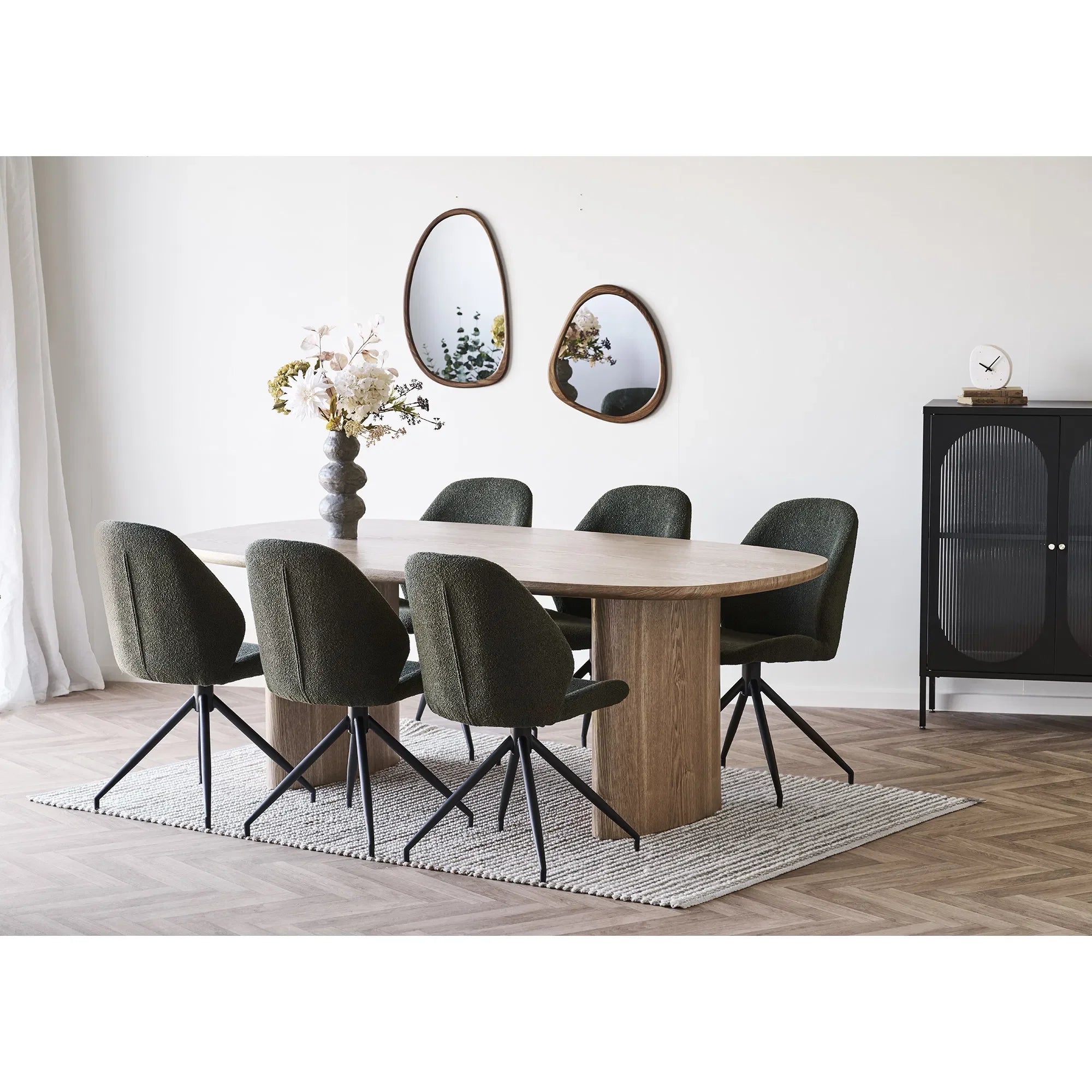 Table de salle à manger ovale en bois foncé avec six chaises rembourrées vert foncé