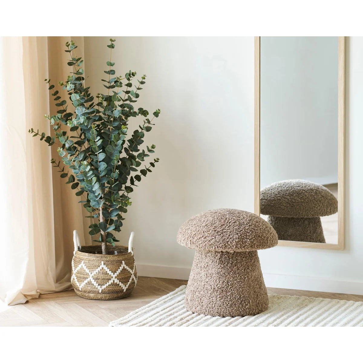 Eucalyptus haute en panier tissé avec motifs géométriques blancs, décoration murale naturelle