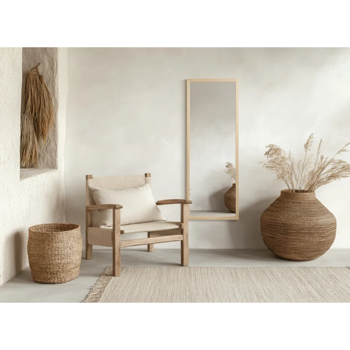 Chaise en bois clair minimaliste avec coussins crème, adaptée au Miroir mural rectangulaire