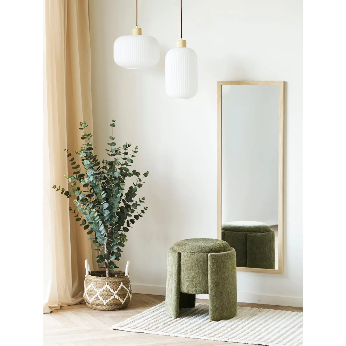 Tabouret cylindrique en vert olive avec design en coupe, adapté au Miroir mural rectangulaire en bois clair naturel 45x110 cm