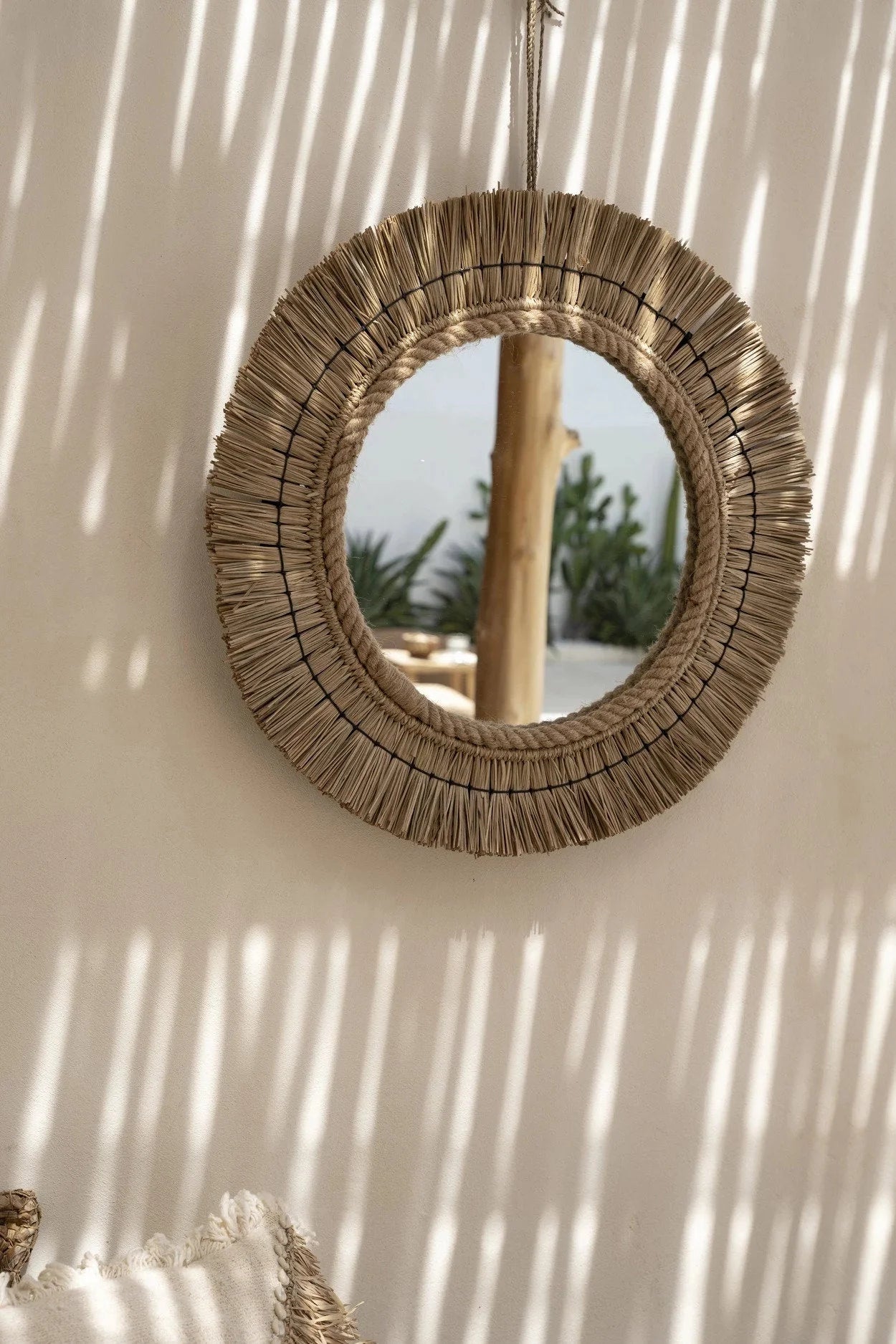 Miroir mural rond avec cadre en herbe naturelle tressée et corde en jute Ø65 cm
