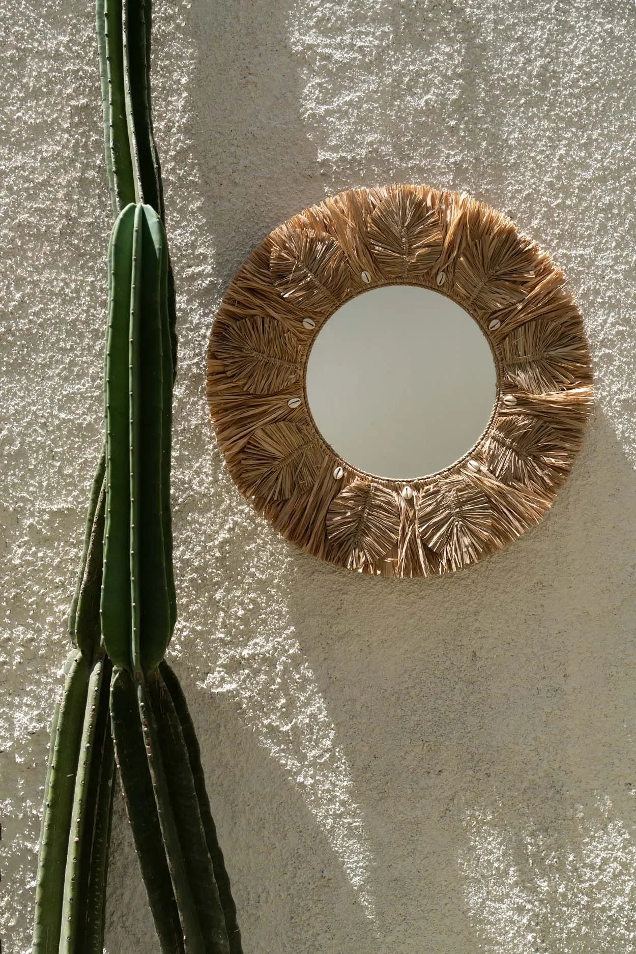Miroir mural rond en raphia naturel et coquillages 60 cm