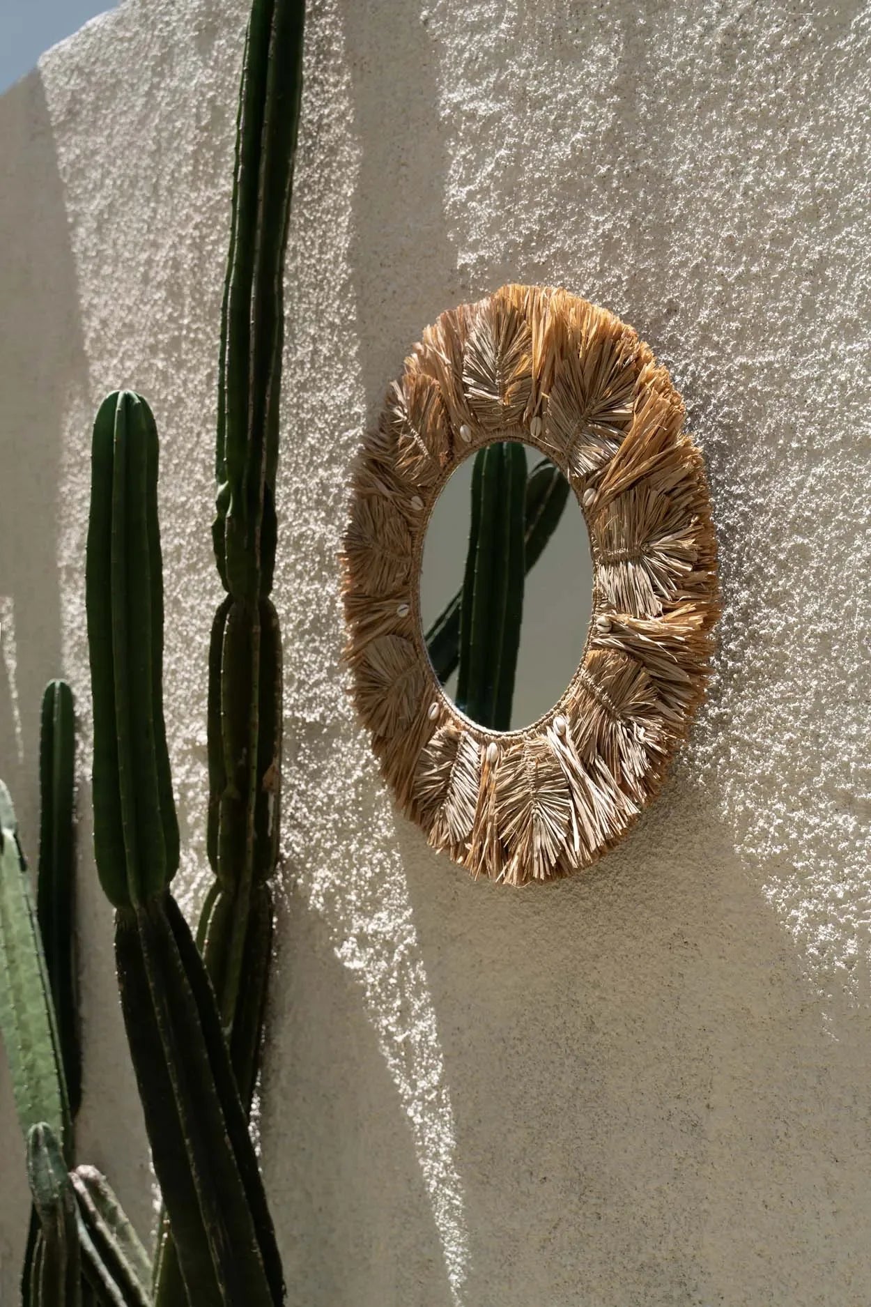 Miroir mural rond en raphia naturel et coquillages 60 cm