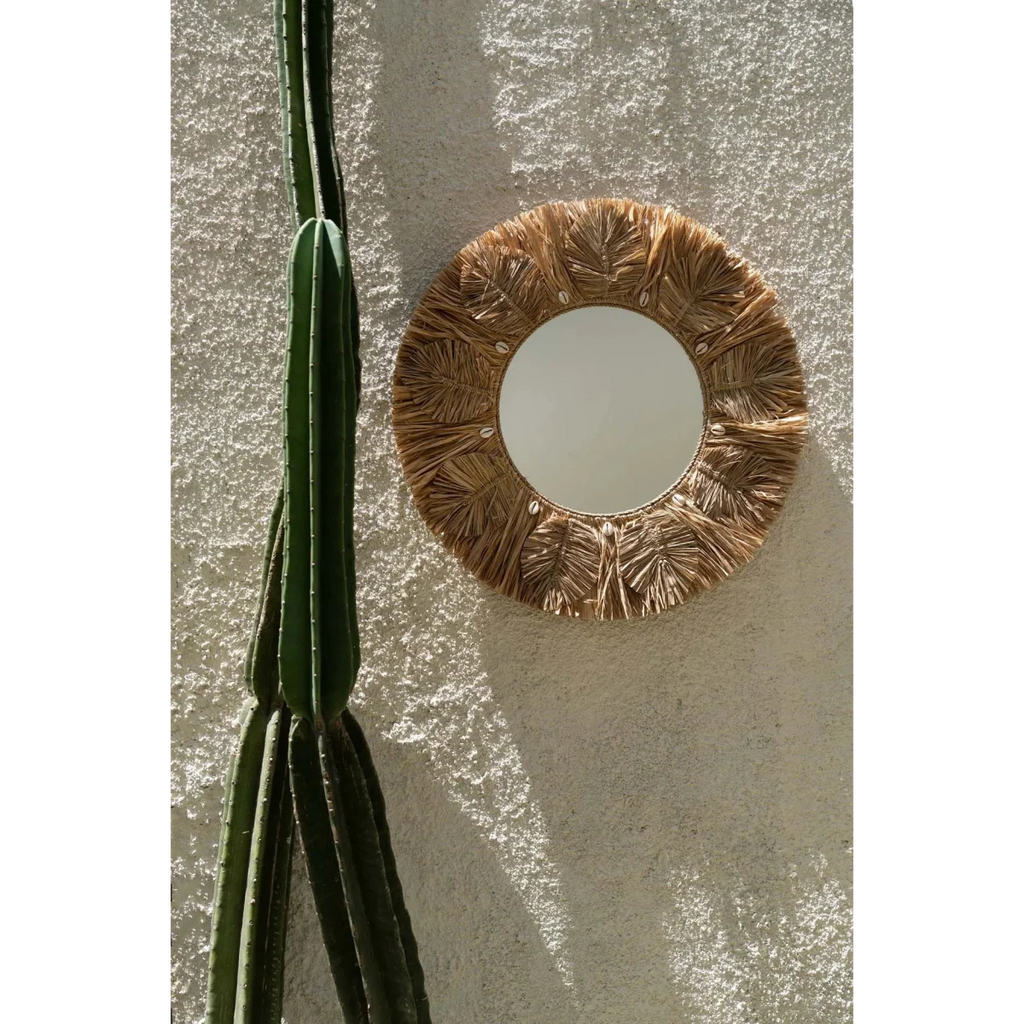 Miroir mural rond avec cadre en raphia naturel, coquillages et texture frangée