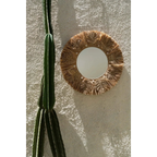 Miroir mural rond avec cadre en raphia naturel, coquillages et texture frangée