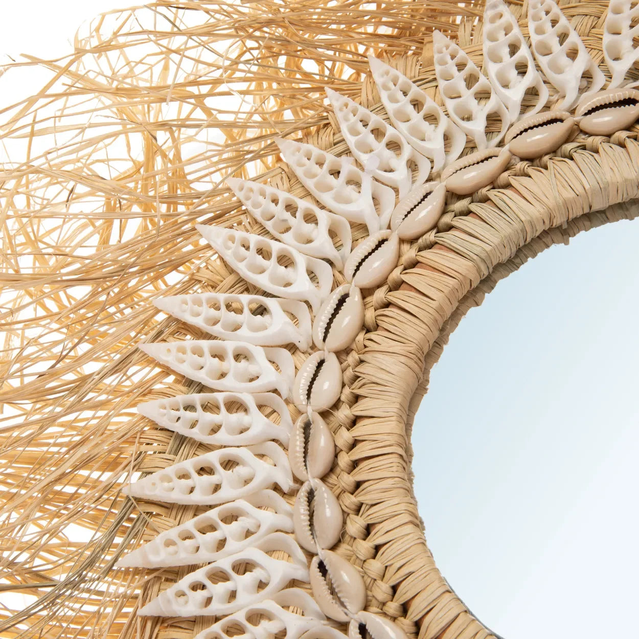 Miroir mural rond en rotin naturel avec coquillages et motif floral pétales Ø55 cm