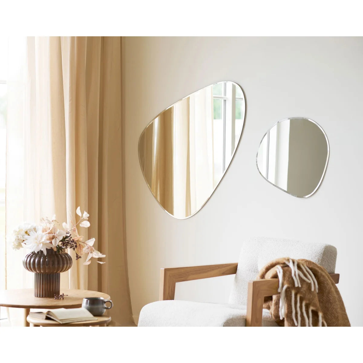 Miroir mural en verre en forme organique avec cadre en argent, design moderne