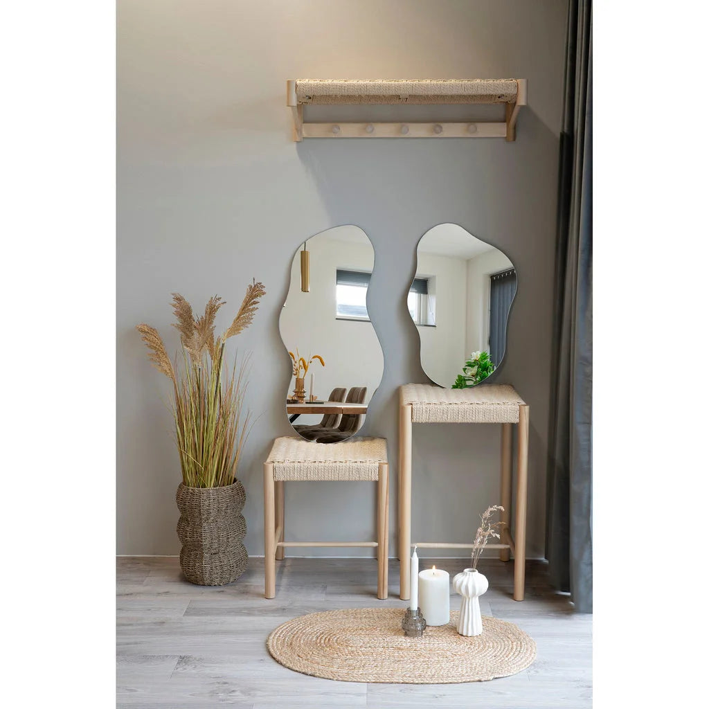 Décor intérieur avec miroirs organiques en aluminium et verre 40x60 cm et tabourets tissés