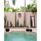 Miroir sur pied rectangulaire en teck noir recyclé 170x57 cm devant piscine extérieure paisible