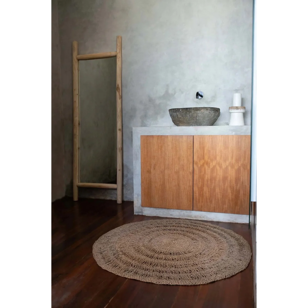 Tapis rond en jute tissé pour la chambre avec miroir sur pied en teck naturel
