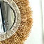 Miroir en raphia gros plan