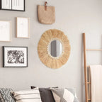 Miroir raphia rond en situation dans un salon