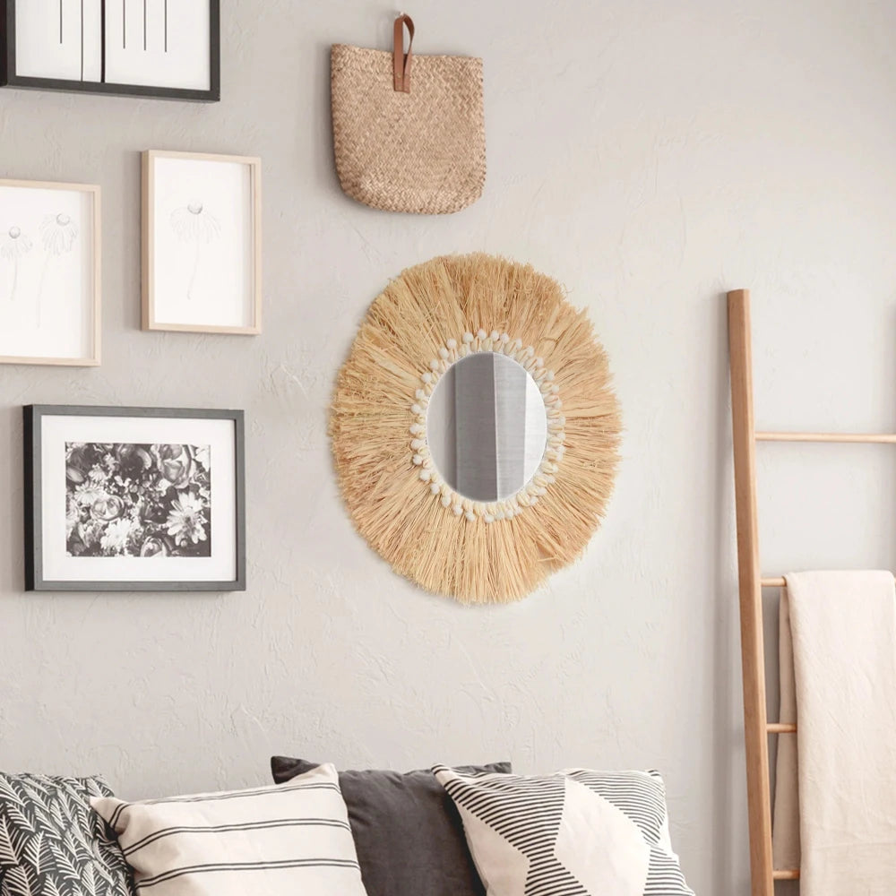 Miroir raphia rond en situation dans un salon