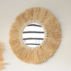 Gros plan sur les détails du tissage en raphia du miroir rond