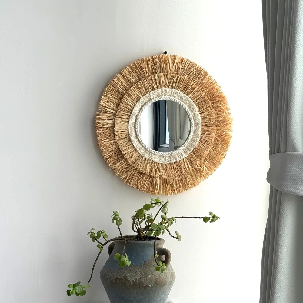 Miroir en raphia en situation