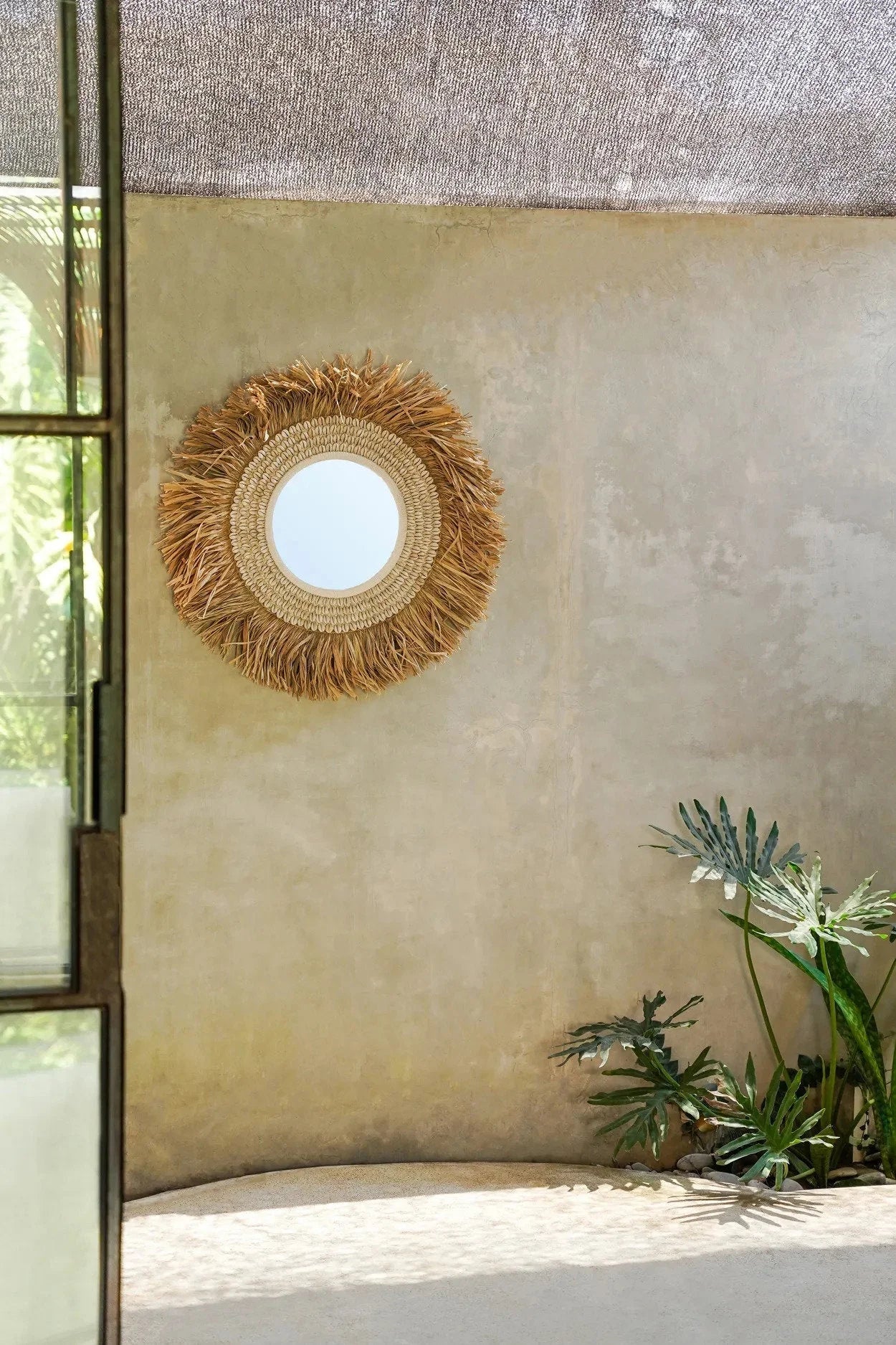 Miroir rond 75 cm avec cadre en raphia et coquillages naturels blancs