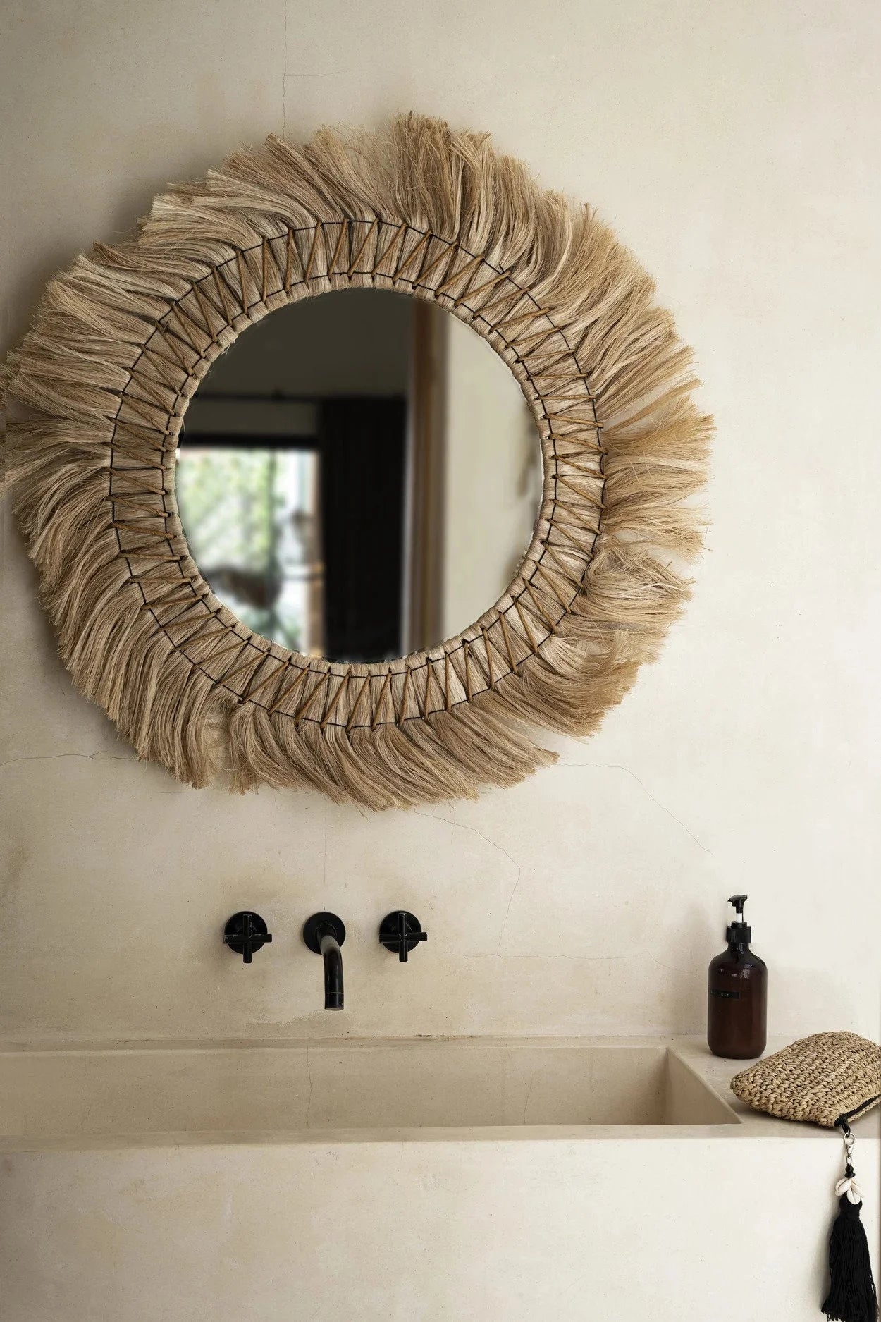 Miroir rond de 90 cm avec cadre en herbe naturelle tressée et frange texturée