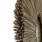 Zoom sur les brins naturels du pinceau ou balai dans le miroir rond en herbe Alang Alang