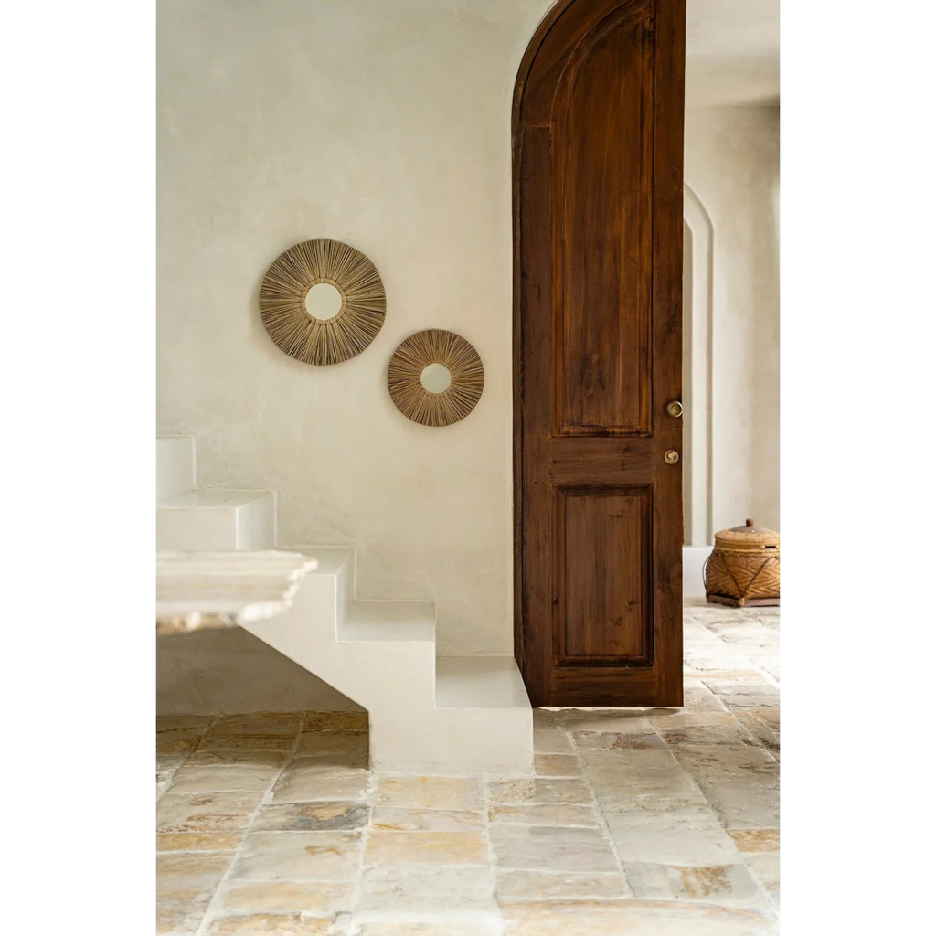 Porte cintrée en bois rustique.