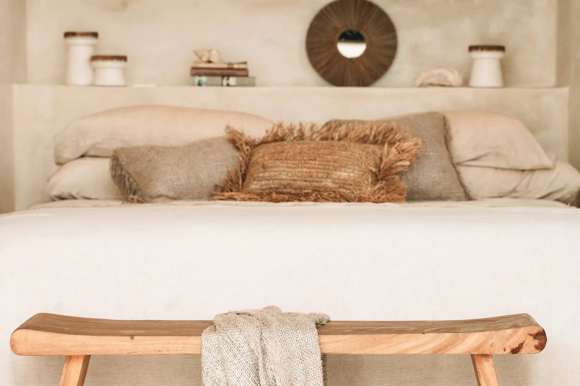 Banquette en bois clair avec siège courbé naturel pour Miroir rond en herbe Alang Alang