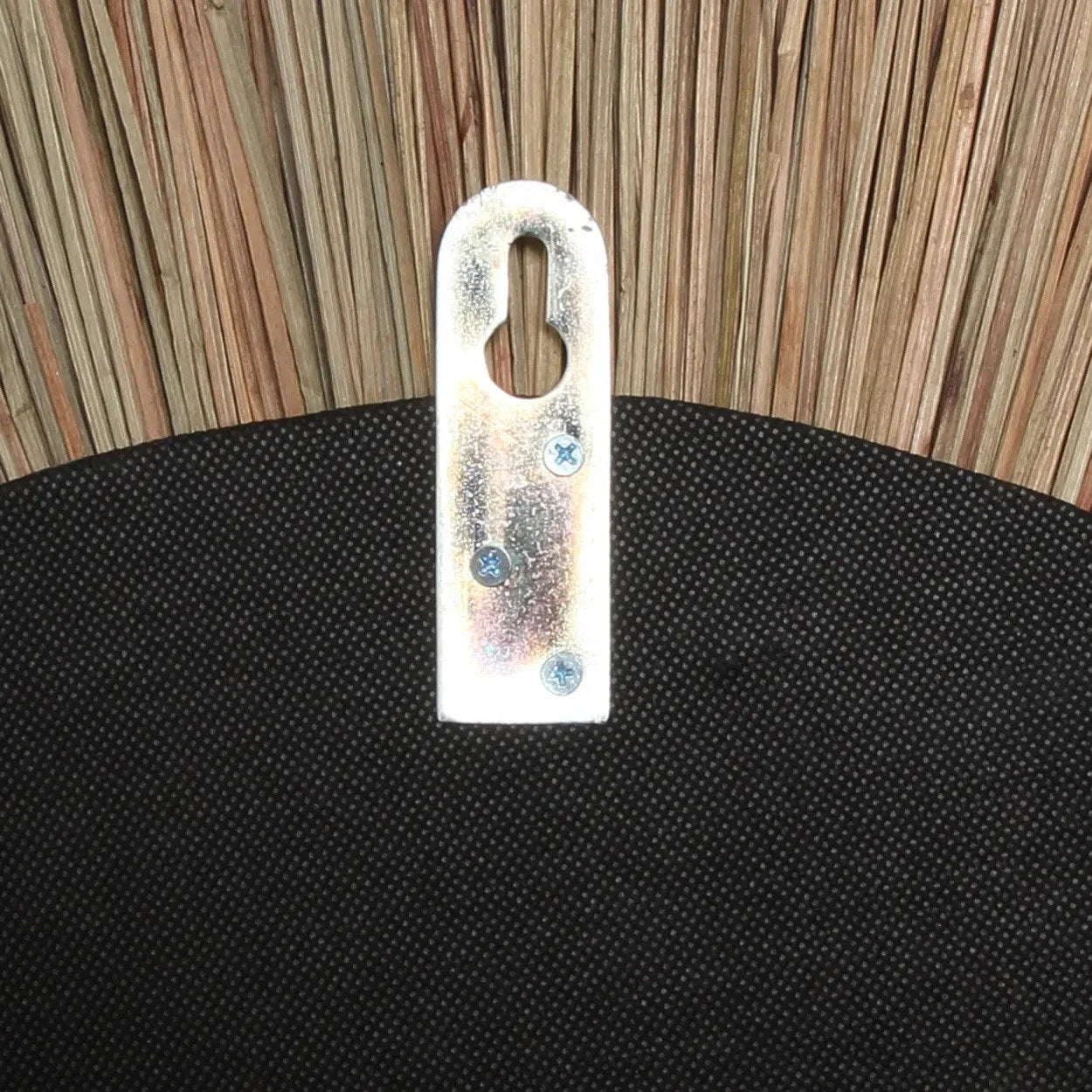 Anse clé en métal avec trois vis fixée sur tissu noir pour Miroir rond Alang Alang