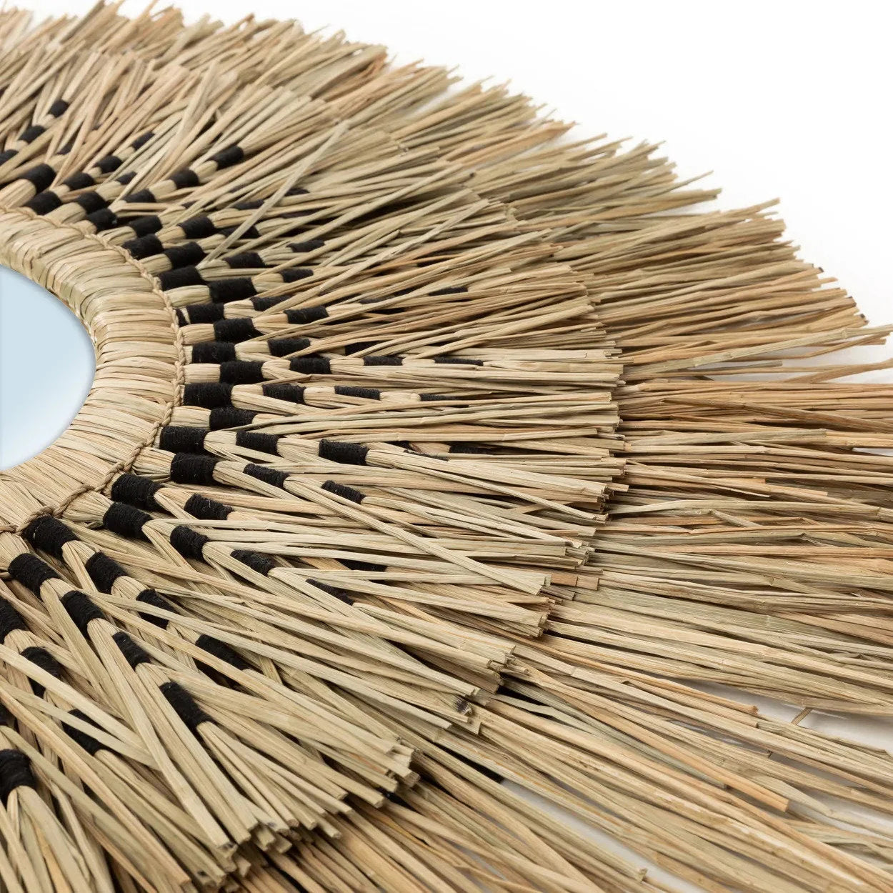 Miroir rond avec cadre soleil en fibre noire et décoration en herbe et coton