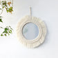 Miroir rond macramé dans un salon