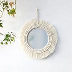 Miroir rond macramé dans un salon