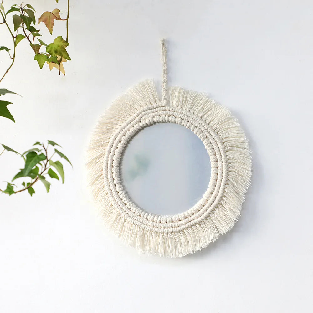 Miroir rond macramé dans un salon