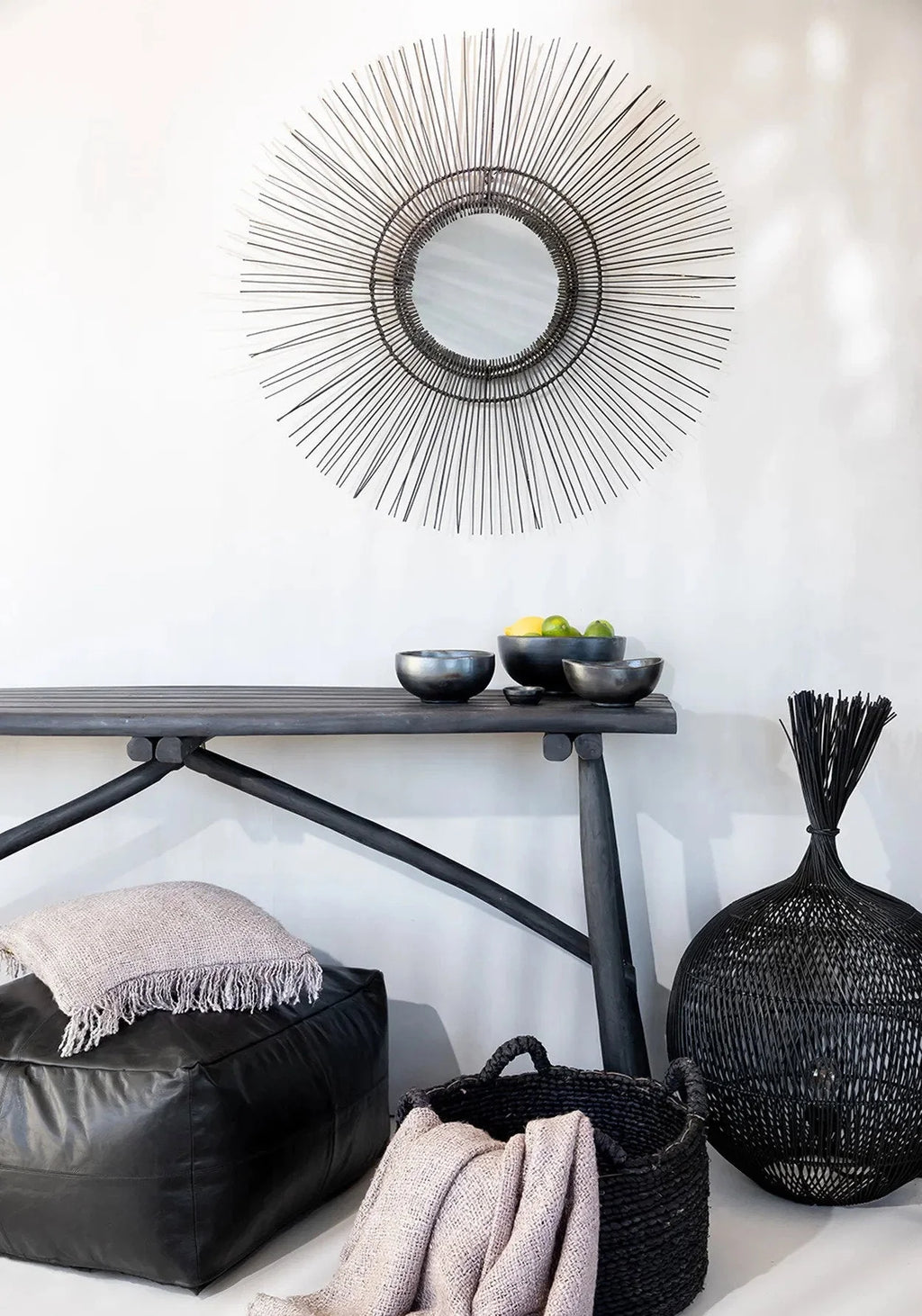 Miroir rond en rotin noir style années 70 avec cadre en fil métallique